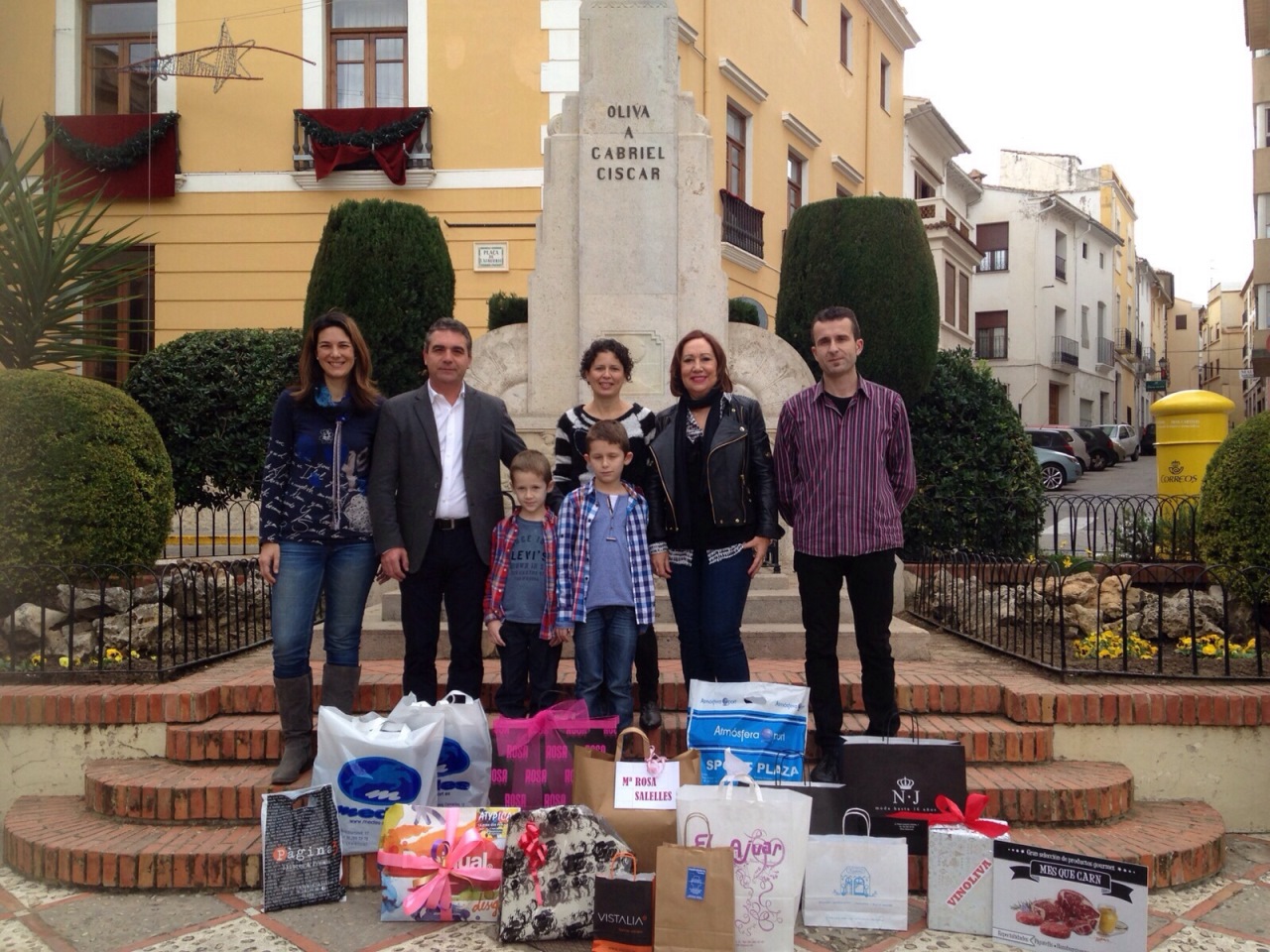 Mariola y su familia junto con la propietaria de Parafarmacia Les Fonts , La Presidenta de ACCO, Rosa Llopis y el Concejal de Comercio Pepe Salazar una vez realizadas las compras en los comercios asociados a ACCO